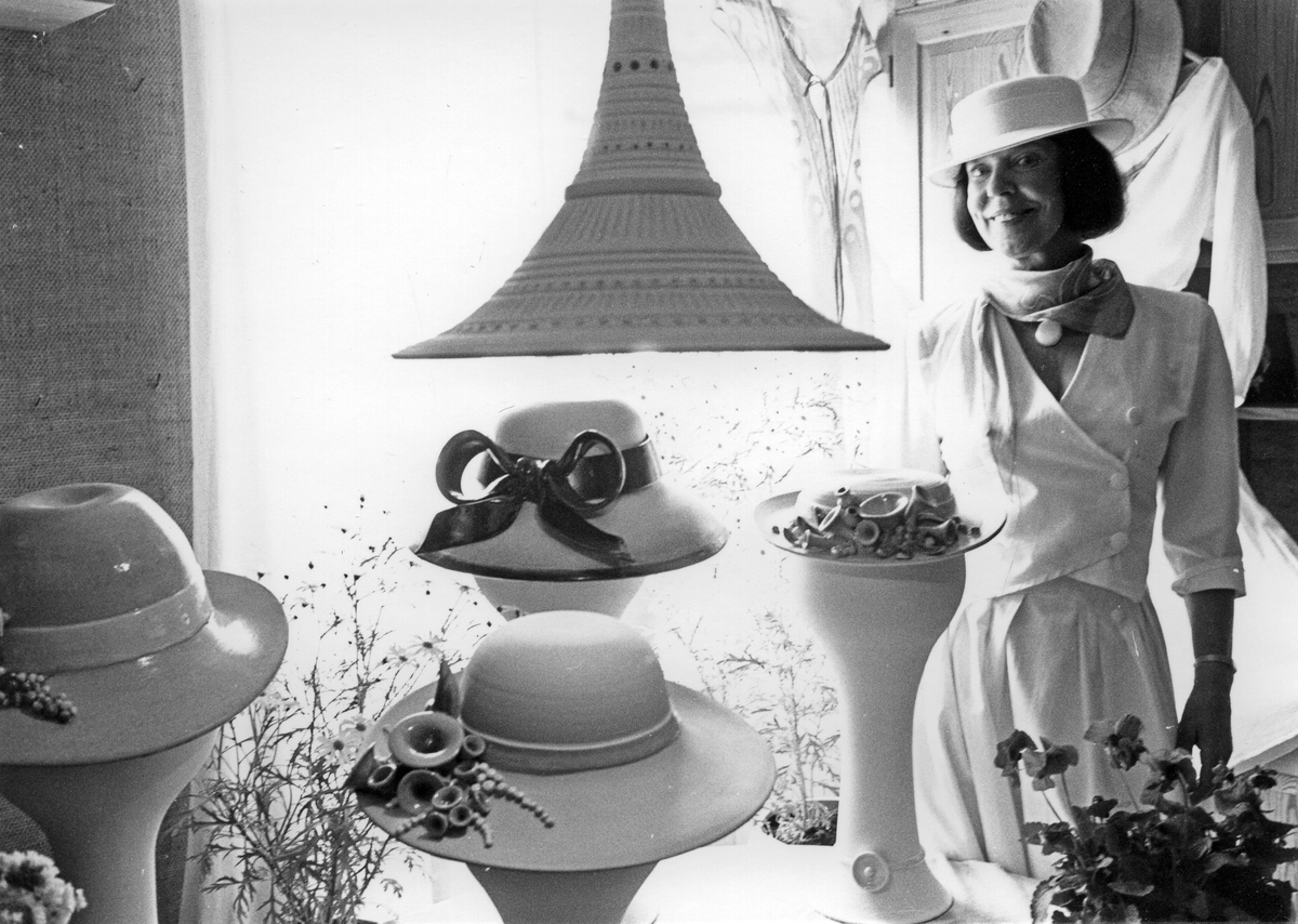 Keramiker Ester Lundvik med sina keramikskulpturer, hattar.
