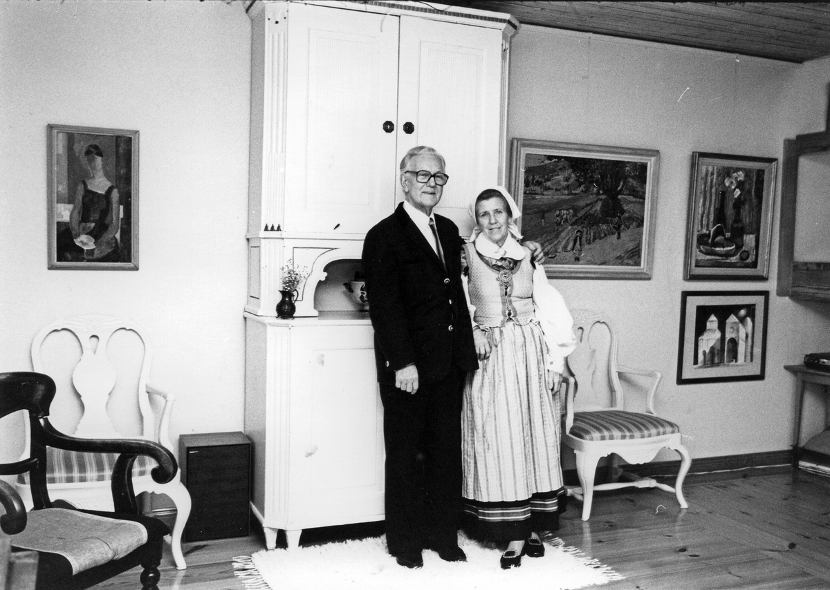 Brandchef Sven Rohlén med fru Lippe i bostaden på Övre Bergsgatan 15, Gävle.