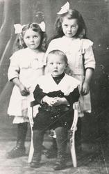 Portrett av de tre eldste barna til Bernt og Olivie Røsvik. 