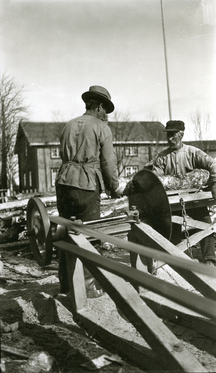 To menn kapper ved utenfor Jons, Galåsen (Gnr. 5, bnr. 1) 
Til venstre med ryggen til: Peter Galaasen (1887 - 1952) og August Galaasen (1863 - 1932)