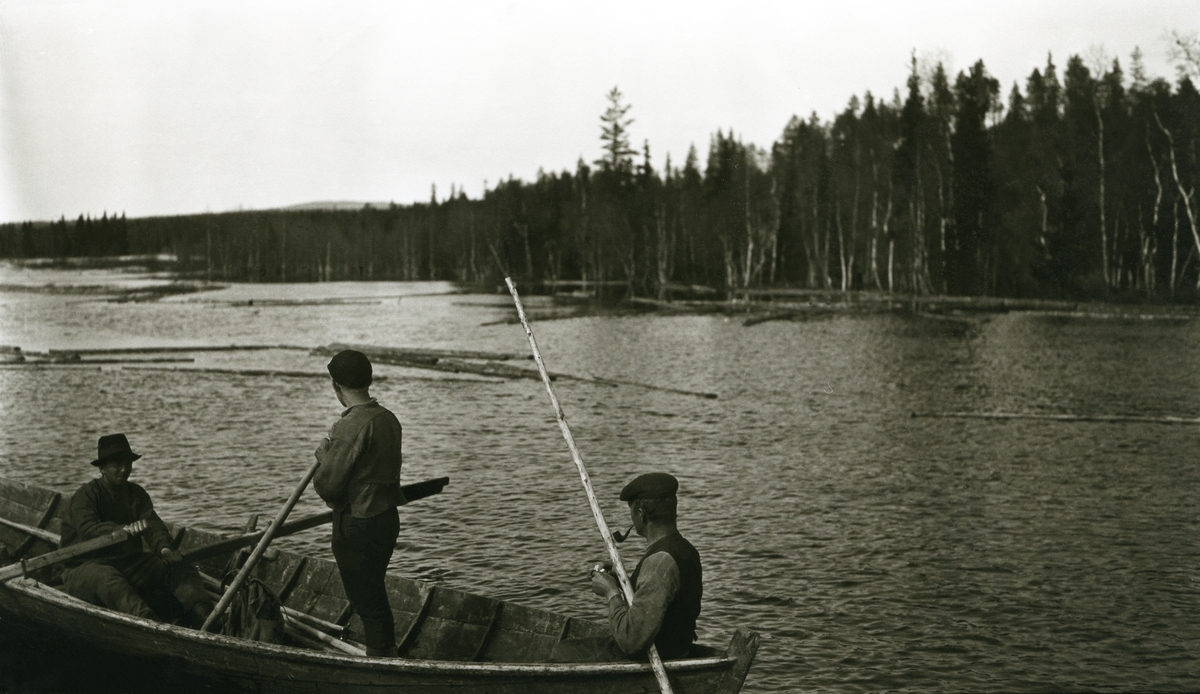 Tre menn i en båt på Kvandstranddammen (v/Storgrøna) 

K.T: Fra venstre: John Haugset (21/5 1891 - 1969), Wilhelm Falk (ass. for Staten), Emil Tannåneset (26/8 1877 - 1960)