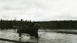 Tre menn i en båt på Kvanstranddammen (v/Storgrøna). Fløtere