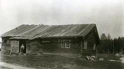 Tømmerhus, Søgarn (Støa), guttunge står i døra: John Harald 