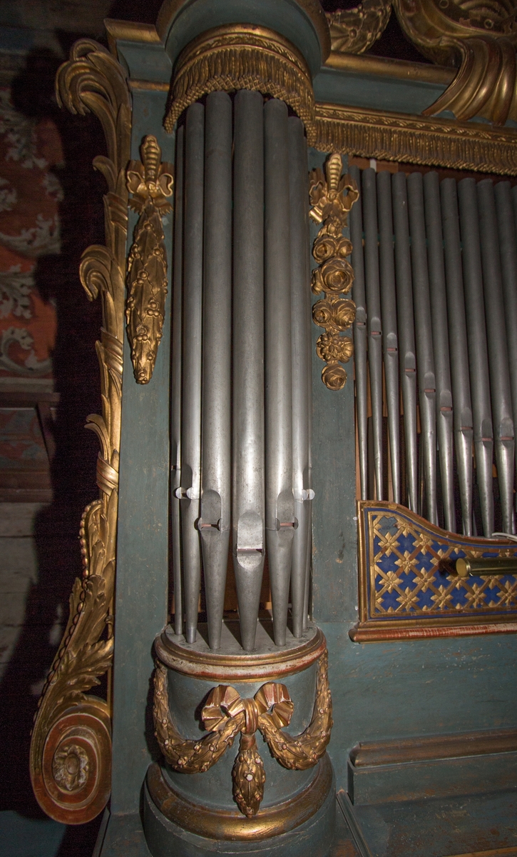 Orgel vit- och blågrönmålad med förgyllda ornament. 1 manual:omfång 4 oktaver, 2 halvtoner. 1 pedal: 23 toner, 3 fattas. Register 7. Pipor av tenn och trä.
Grundlig instrumental restaurering 1963. Sekundär fast sittbräda.