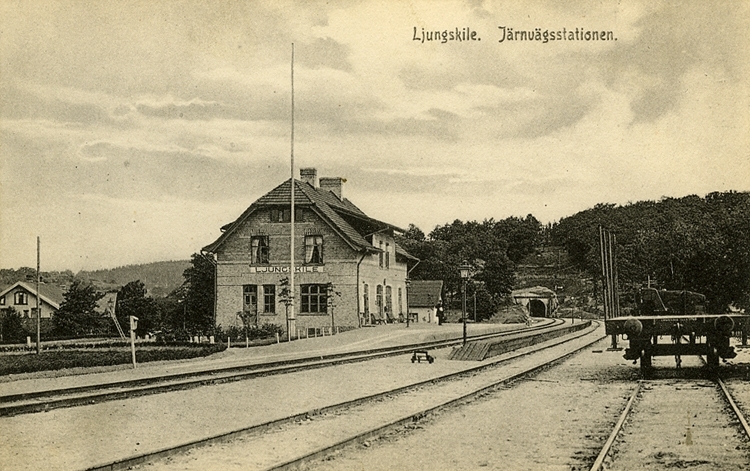 Enligt Bengt Lundins noteringar: "Ljungskile. Järnvägsstation med godsvagn".