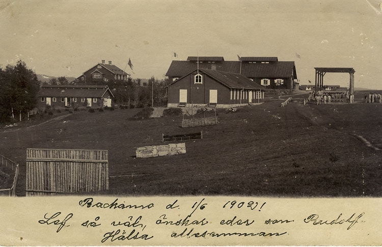 Enligt Bengt Lundins noteringar: "Lägret från väster. Hinderbanan".