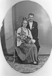 Brudebilde, klær, krone, brudebukett.