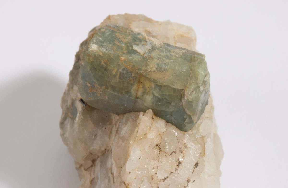 Cordieritt, dobbelt terminert krystall på kvarts + 3 mindre krystaller.