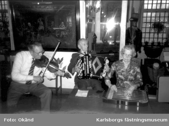 Karlsborgs museum, julpyssel nov 1987. Pro-gruppen står för underhållningen, Elsa Gustavsson spelar cittra.