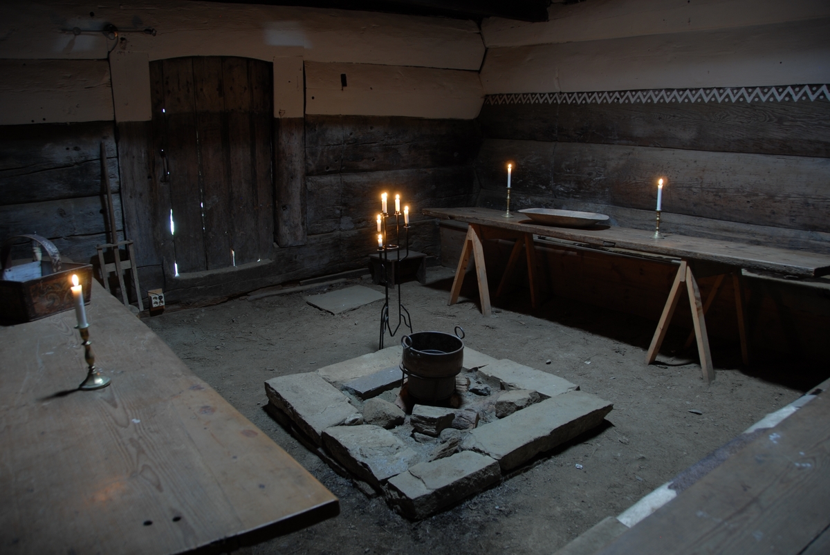 Røykstove, jordgolv, åre og ljoreopning.