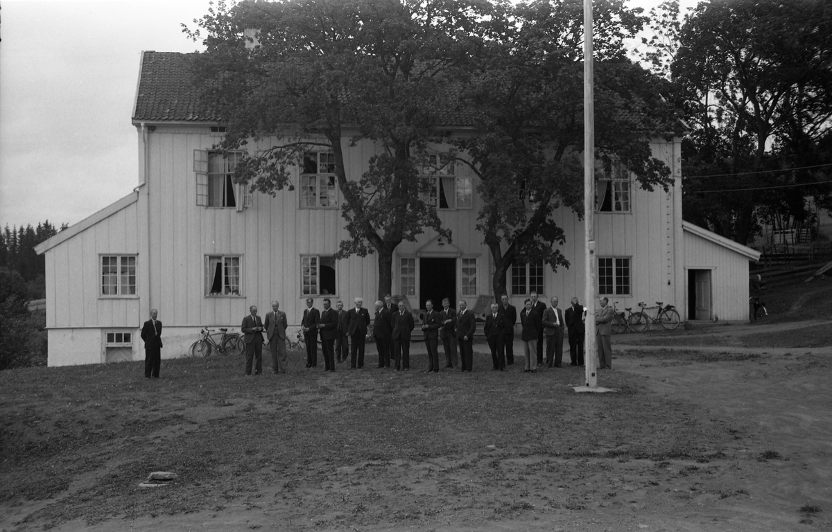 Herredsstyret i Østre Toten møtes på Billerud etter frigjøringa, august 1945. Fire bilder fra gårdsplassen der medlemmene av herredsstyret "mingler".