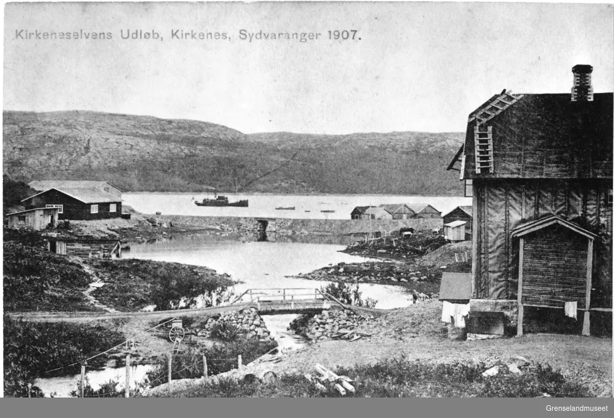 Parti av Kirkenes, Kirkeneselvens utløp, 1907. Gammelhotellet før paneling til høyre.