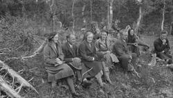 Bondestevne på Majavatn på 1934. Folk sittende.