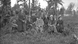 Bondestevne på Majavatn på 1934. Damer sittende i skogen. Me