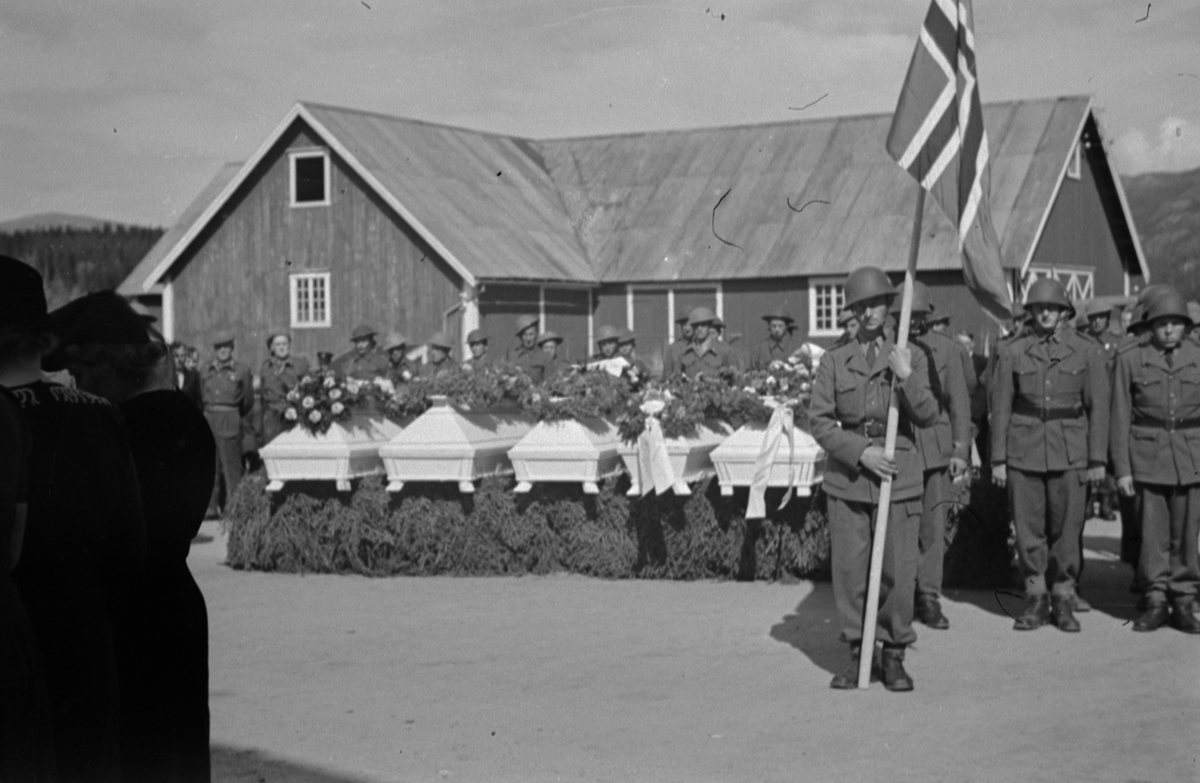 Fellingfors, begravelsen til de som falt på  Fallstad, kister, soldater