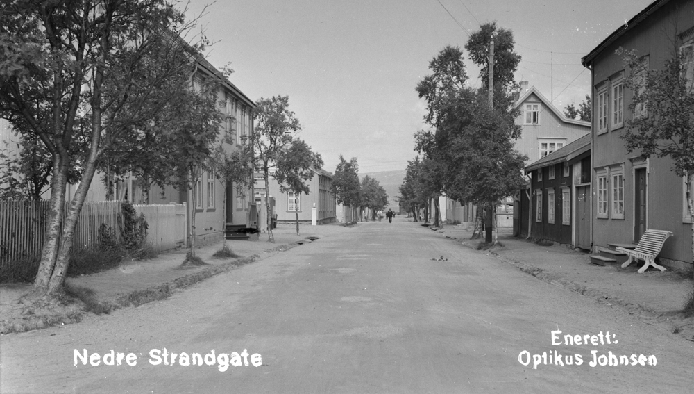 Nedre Strandgata, nordover. Postkortmotiv.
Fra krysset Fearnleysgt/Strandgata.
Til venstre har vi Tollbua, det lille huset til høyre er Skul Svendsenstua.
