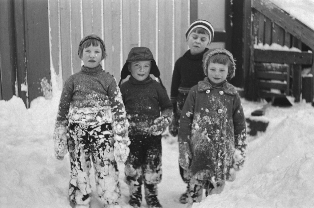 Barn i Sjøgata, f.v. Judith Enge g.Langseth, Odd Enge, Edtih Edvartsen og Turid Lindhjem.