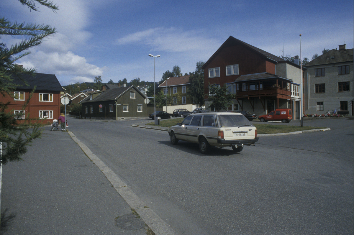 Lillehammer Brannstasjon med krysset Tomtegata Gamlevegen tatt mot nord. Grønt hus er Gamlevegen 101 og rødt til venstre er Gamlevegen 102