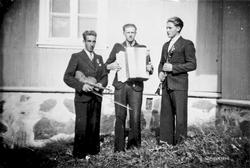 Tre menn, klær, musikkinstrumenter, Tre spellemenn, Oddvar K