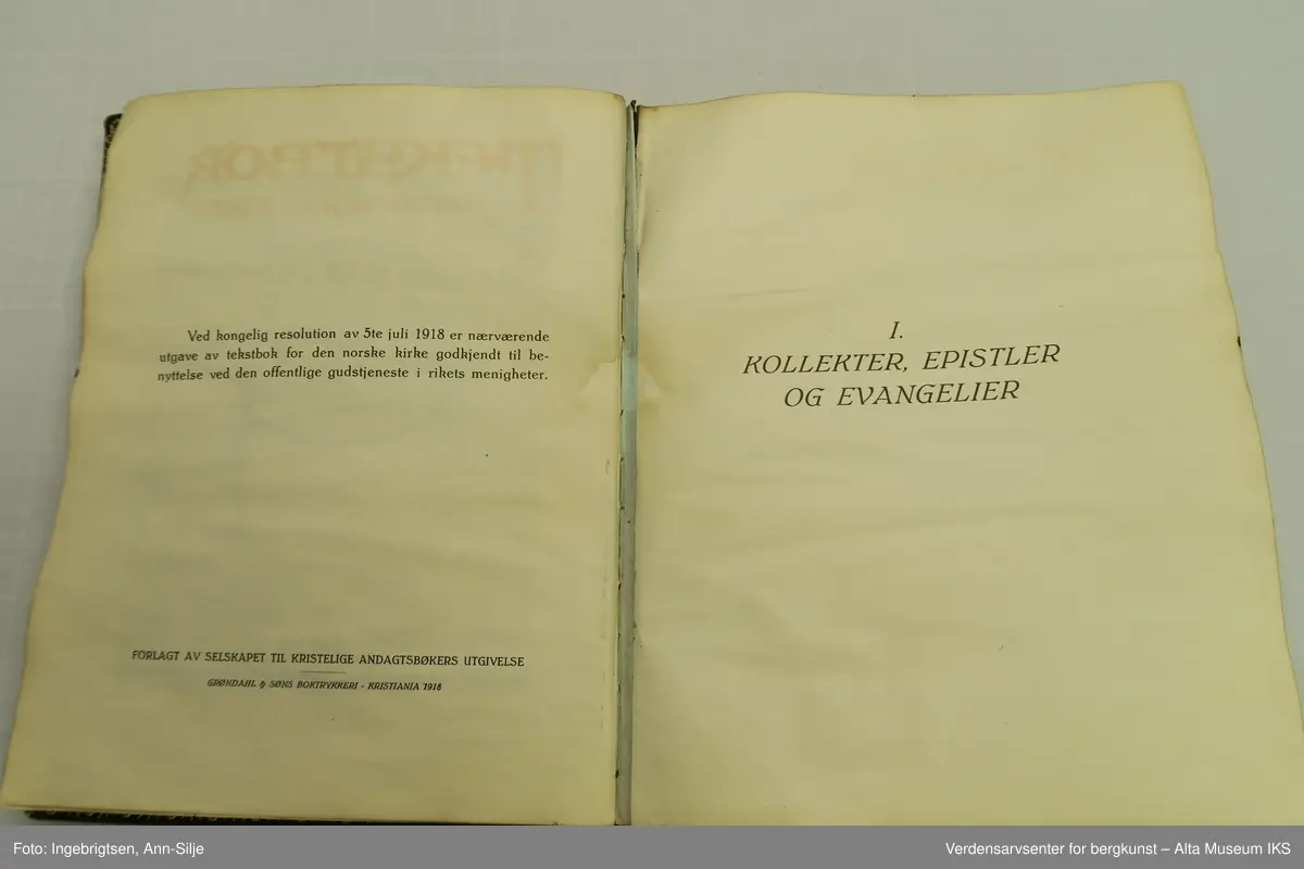 Form: Innbundet i praktbind med gullsnitt. Det er motiver av religiøse symboler på permen og inn i boka.