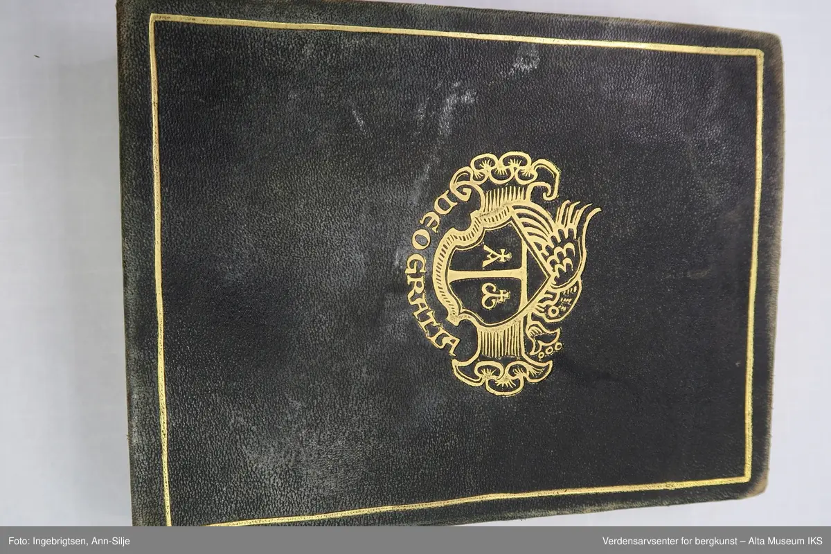 Form: Innbundet i praktbind med gullsnitt. Det er motiver av religiøse symboler på permen og inn i boka.