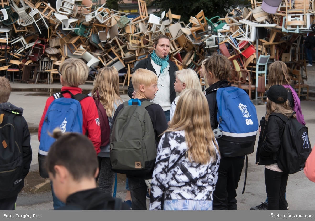 Open ART Kids visning åk 3, Mariebergsskolan blir guidade av Maarit Nilsson Polet