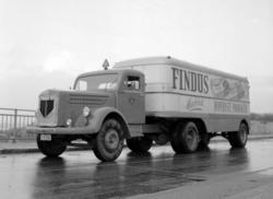 Lastebil med reklame for Findus Havfrisk. Bilen har reg. nr.