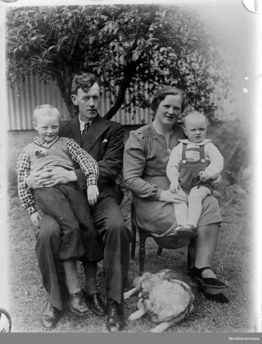 Ragnvald og Olga Eide med barn.
 Fra Nordmøre museums fotosamlinger, Halås-arkivet.
