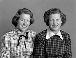 Portrettfoto av to ukjente kvinner, sannsynligvis søstre, so