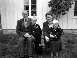 Martin Storset, Svein, Helge og Sofie. Gruppebilde av en fam