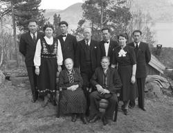 Sittende foran f.v. Marit Rausandhaug, født 24. august 1871,