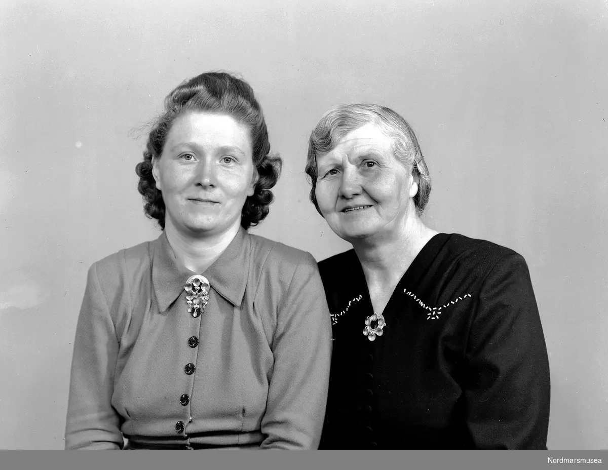 Hildur Røv med sin mor Ragnhild Venås. Portrettbilde av to kvinner. Fra Nordmøre museums fotosamlinger (Halås-arkivet). (Reg: EFR2013/MBL2014.)
