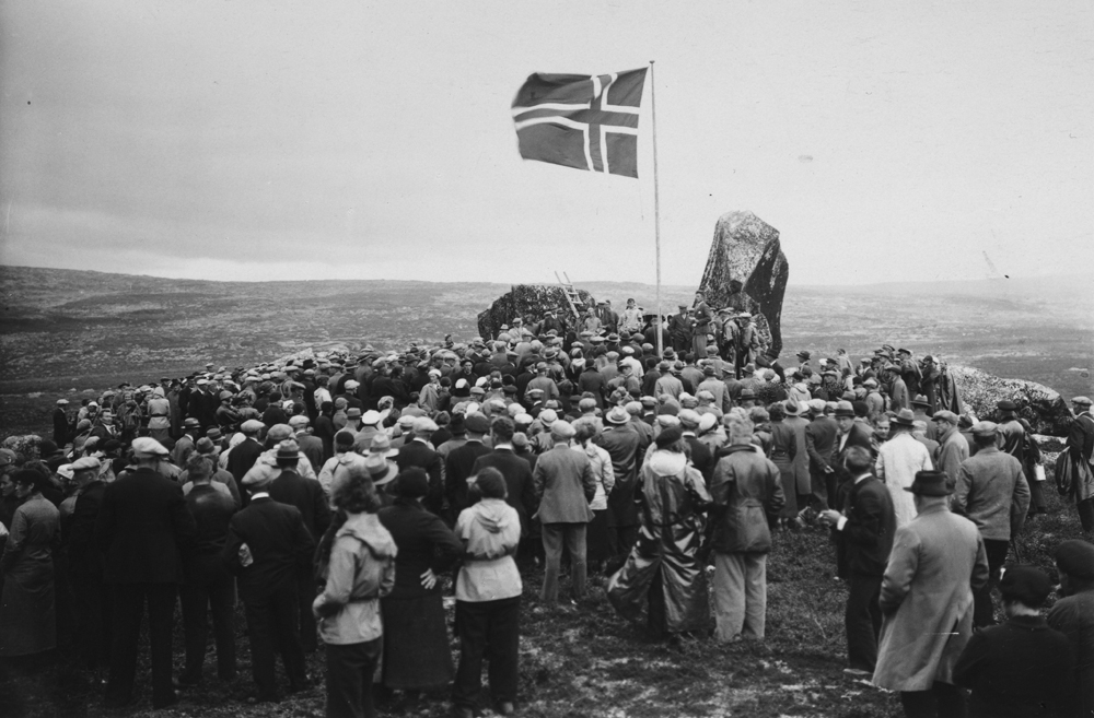 Fra fredningen av den samiske offerplassen ved Stødi, Saltfjellet. Bildet er fra 1937.Veien gikk like ved før den ble flyttet. Samiske offersteiner.