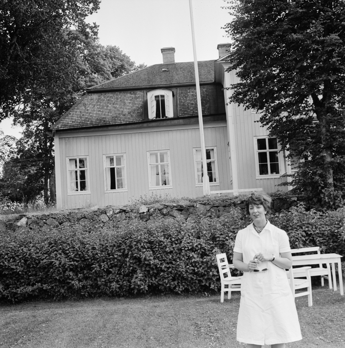 T f föreståndare Birgit Magnusson i Hagbyhemmets trädgård