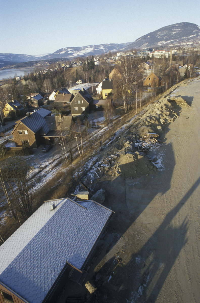 Lillehammer, nedre bydel, bebyggelse ved Morterudvegen, mot nordvest, der Mesnadalsarmen kommer. Foto fra kran sør for Linjegods