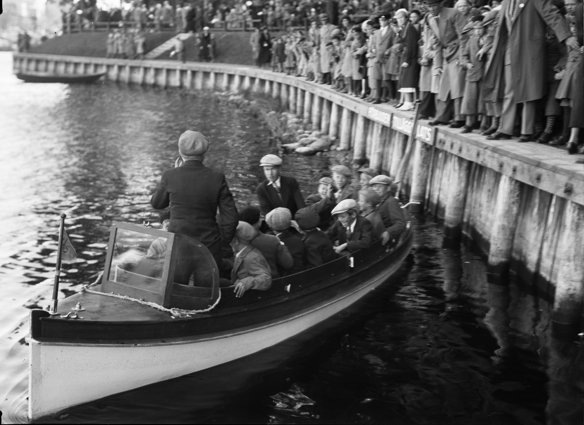 Barn ombord på båt som ska ta dem till "Barnens ö" vid Liljekonvaljeholmen under Barnens Dags-firandet, Fyrisåns strand, Stadsträdgården
