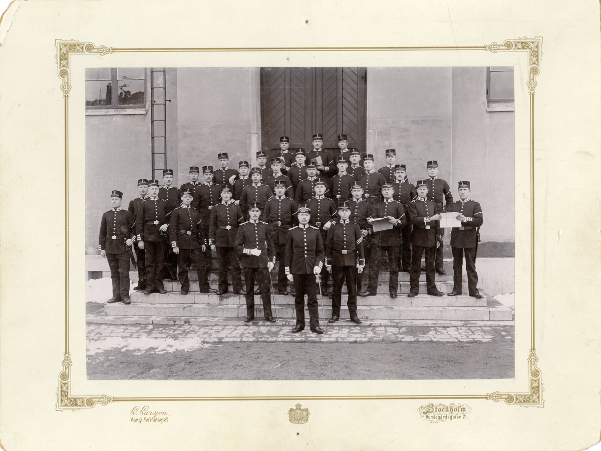 Grupporträtt av underofficersskolan, 1:a bataljonen vid Svea livgarde I 1, 1898-1899.