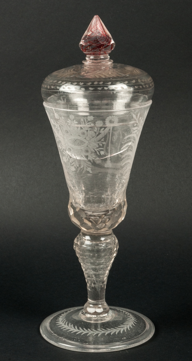 Pokal av glas med lock, krönt J. T. graverad, spräckt.