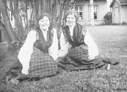 Kvinner, bunad, bolighus.