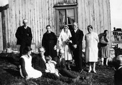 Brudeparet Magnus Iversen og Ingeborg Enoksen med gjester, u