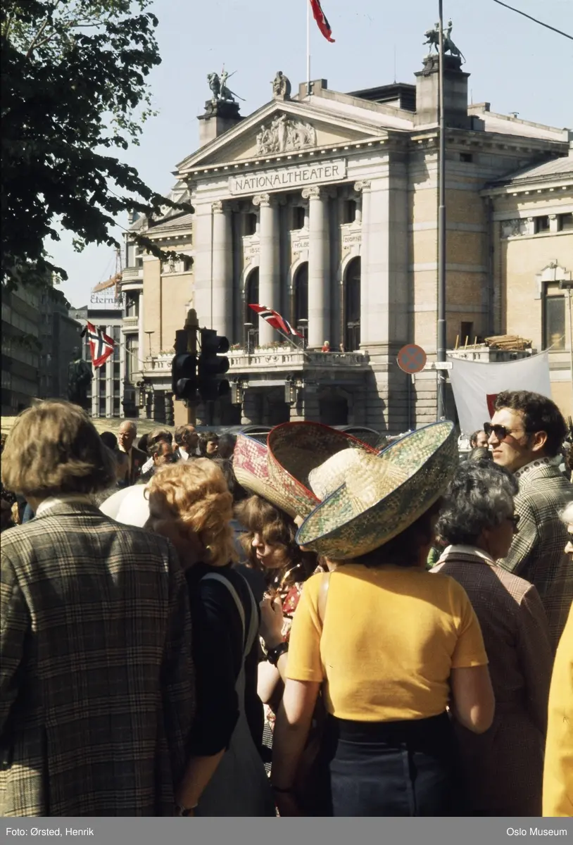 Nationaltheatret, flagg, mennesker