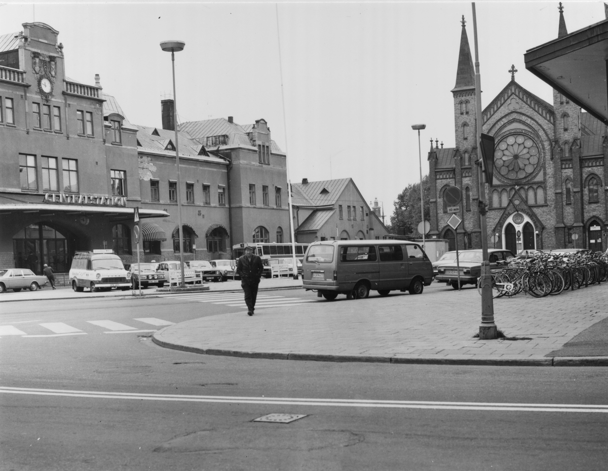 Gävle stad – Norr.
Centralplan mot Centralstationen till vänster. Sjömanskyrkan till höger.