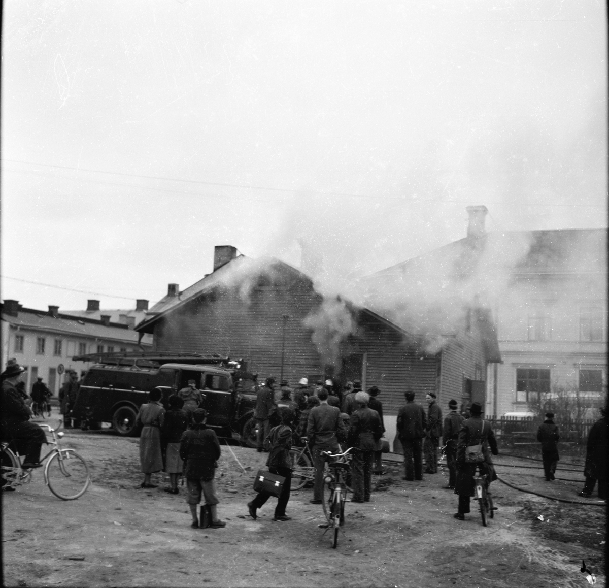Brandbilder från hörnet Stationsgatan-Nygatan.
Brand på skomakeriet godtemplartomten
bakom metodistkyrkan.