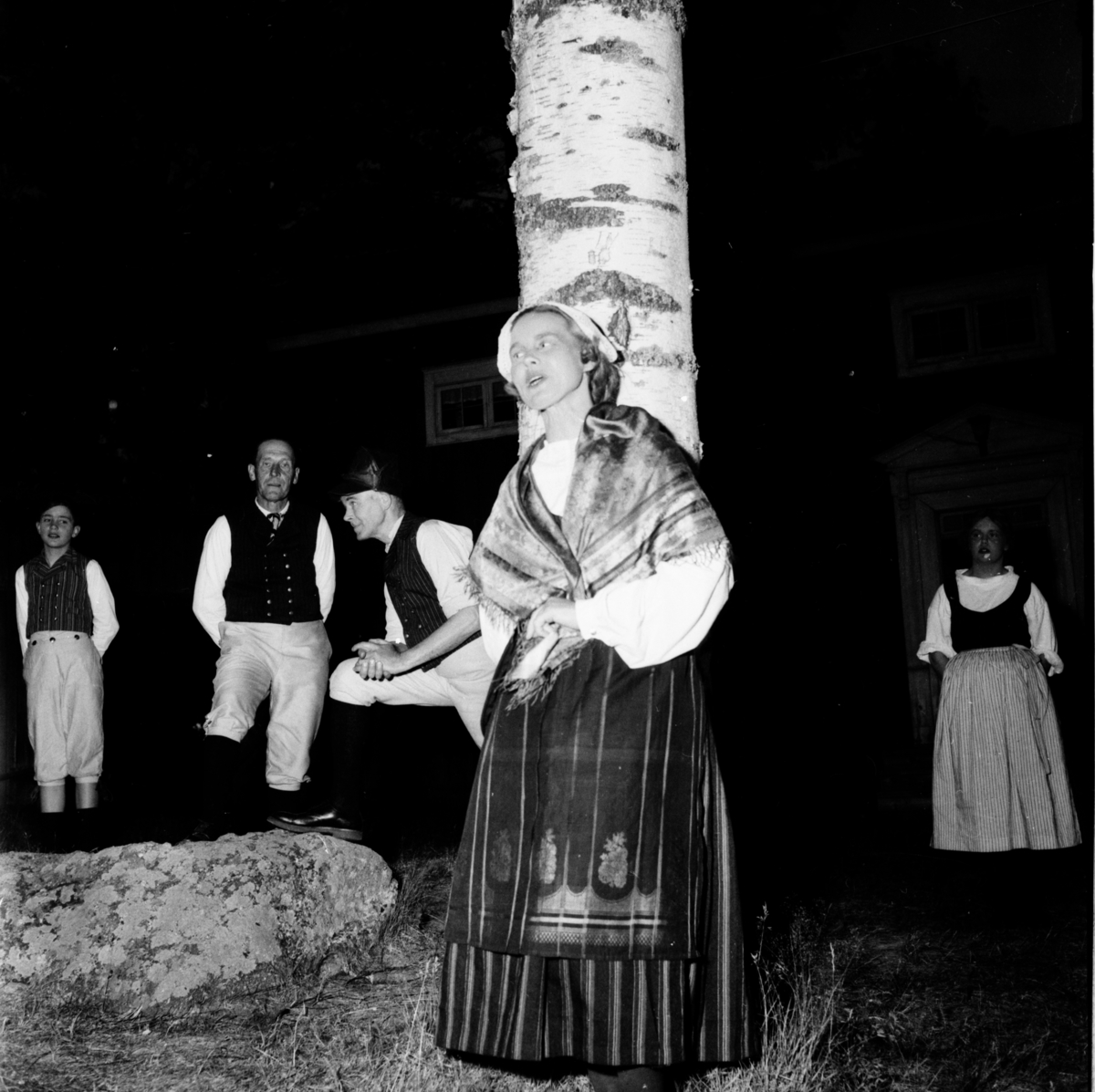 "Gästgivars" på Fornhemmet i Arbrå juli 1958. Kvinnan på bilden heter Greta Ericsson född Persson.