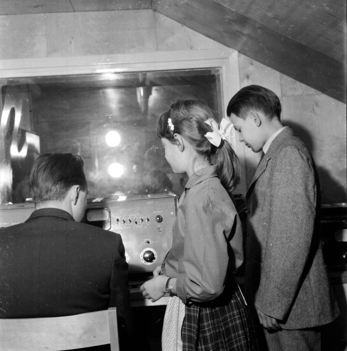Radiostudion. Trettondagsfest 1958