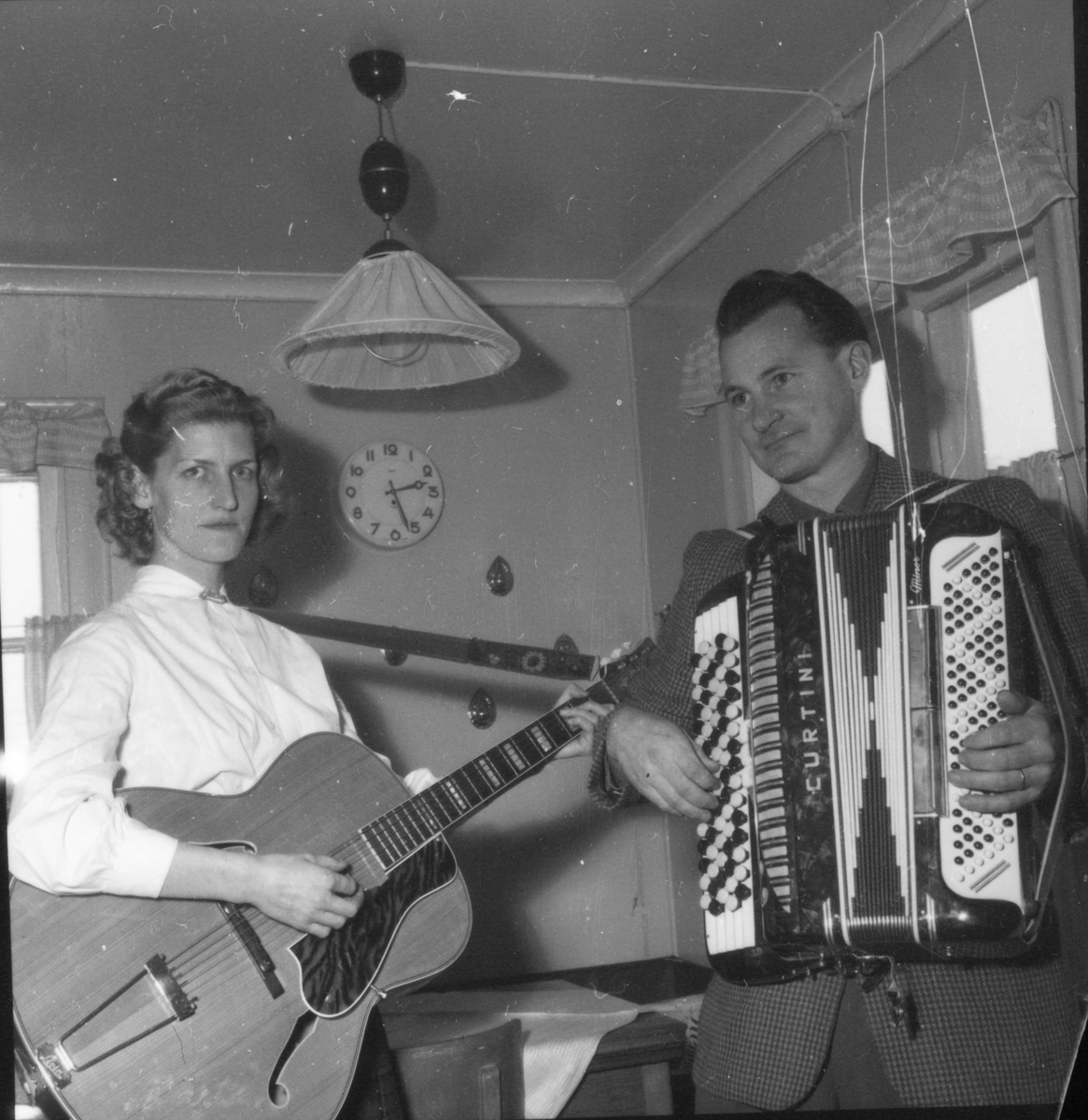 Gnistan. Kvinnan på gitarr hette Märta och kom från gården Michels i Mörtsjö, Erik Rosén kom från Nissänget/Roséns i Iste.
Bogården 1959