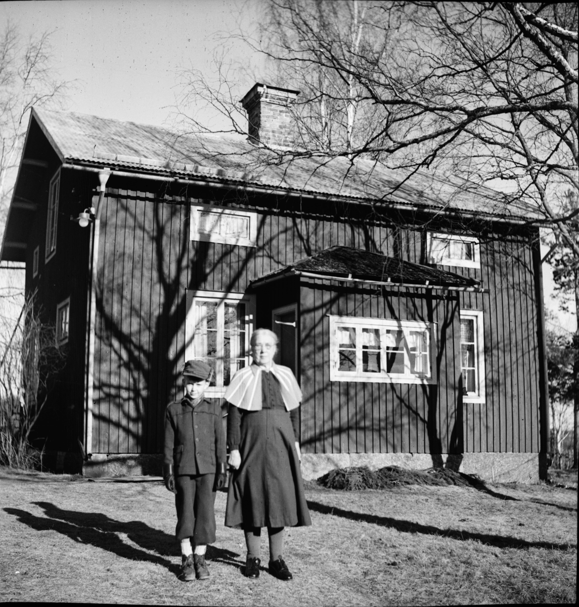 Maria Johansson (f. 1869) vid sitt hus i Bofara, Kilafors.