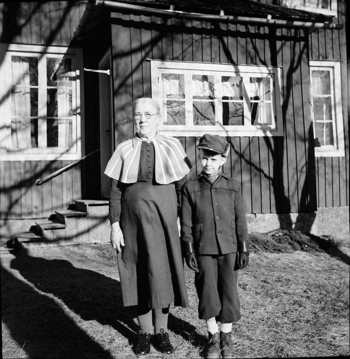 Fru Maria Johansson, f 1869, vid hennes bostad i Bofara, Kilafors. Bilden bör vara tagen i slutet av 1930-talet alt början av 1940-talet.