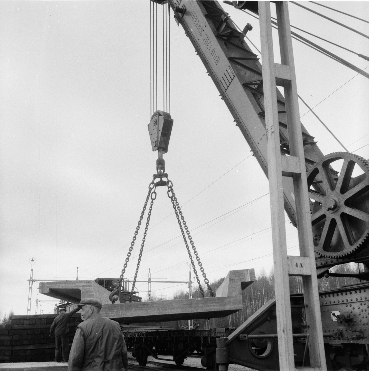 SJ-s stora kran lastar brotråg i Lottefors.
25/4 1959