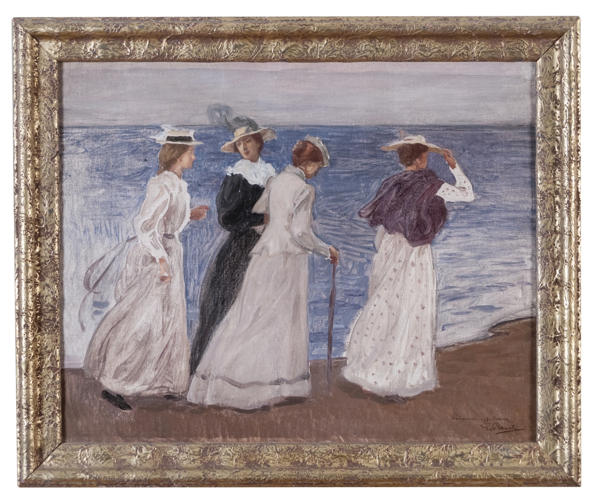 Fyra kvinnor vandrar på sandstranden vid havet. Nedtill til höger har konstnären målat/skrivit "Souvenir affectueaux". Guldfärgad ram.
